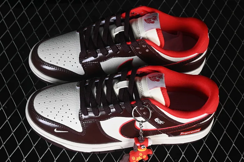 All categories Nk SB Dunk Series Nk SB Dunk Low High-end customized low-top sneakers Nike SB Dunk Low Year of the Horse limited edition Lucky Rice Brown High-end customized low-top casual sneakers NH0601-480